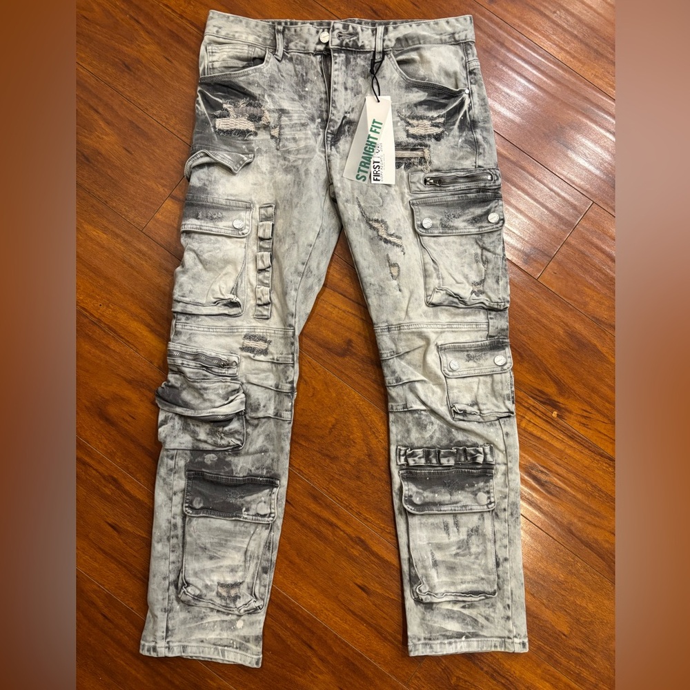 Stylish Distressed Cargo Jeans with Pocket Detail